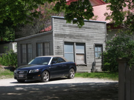 A small building just east of Berkshire Bike & Board appears abandoned today. (Bernard A. Drew photo 2016)